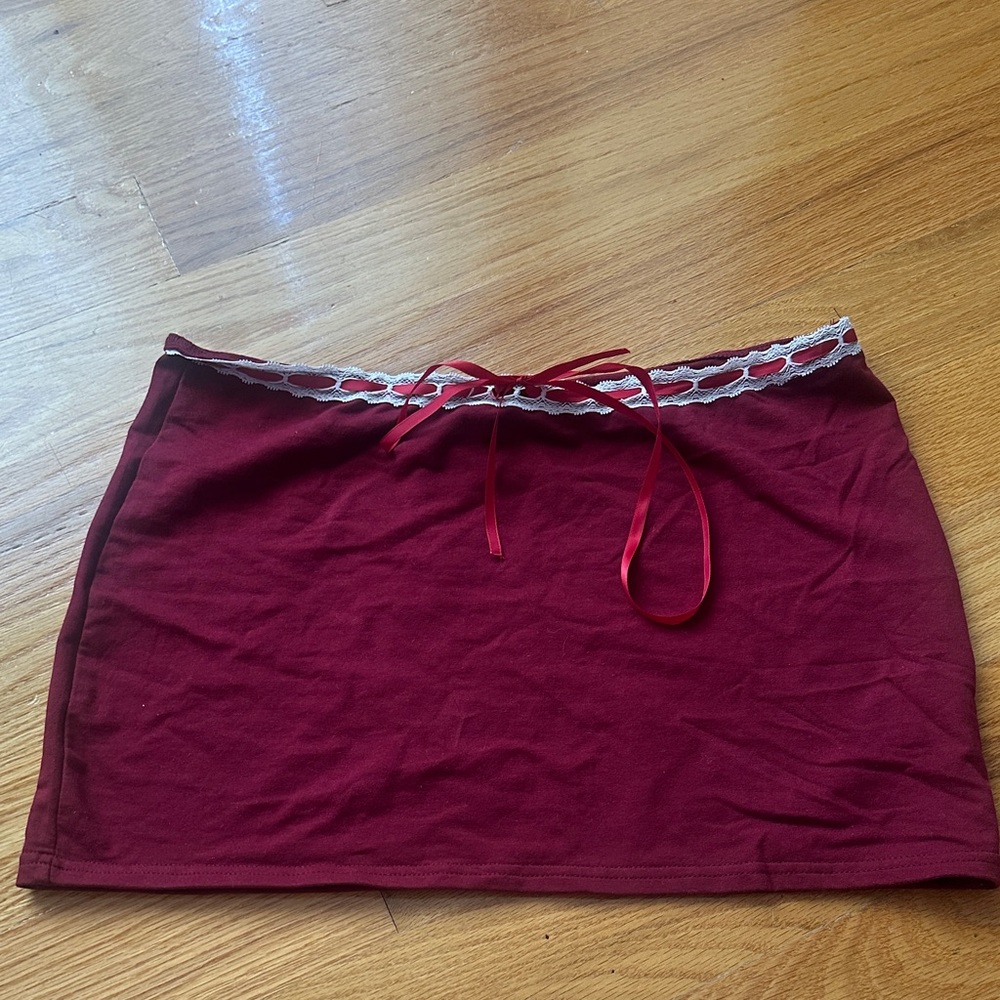 EDIKTED Elegant Red Lace-Trimmed Skirt